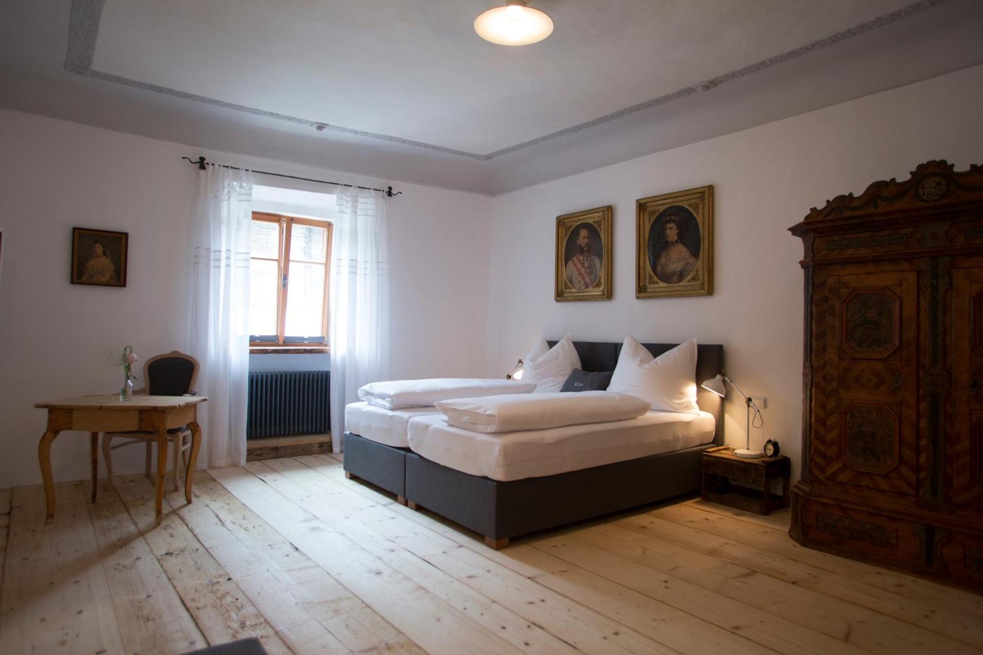 Hotel & Gourmetwirtshaus Kirchenwirt Seit 1326 ลีโอกัง ภายนอก รูปภาพ