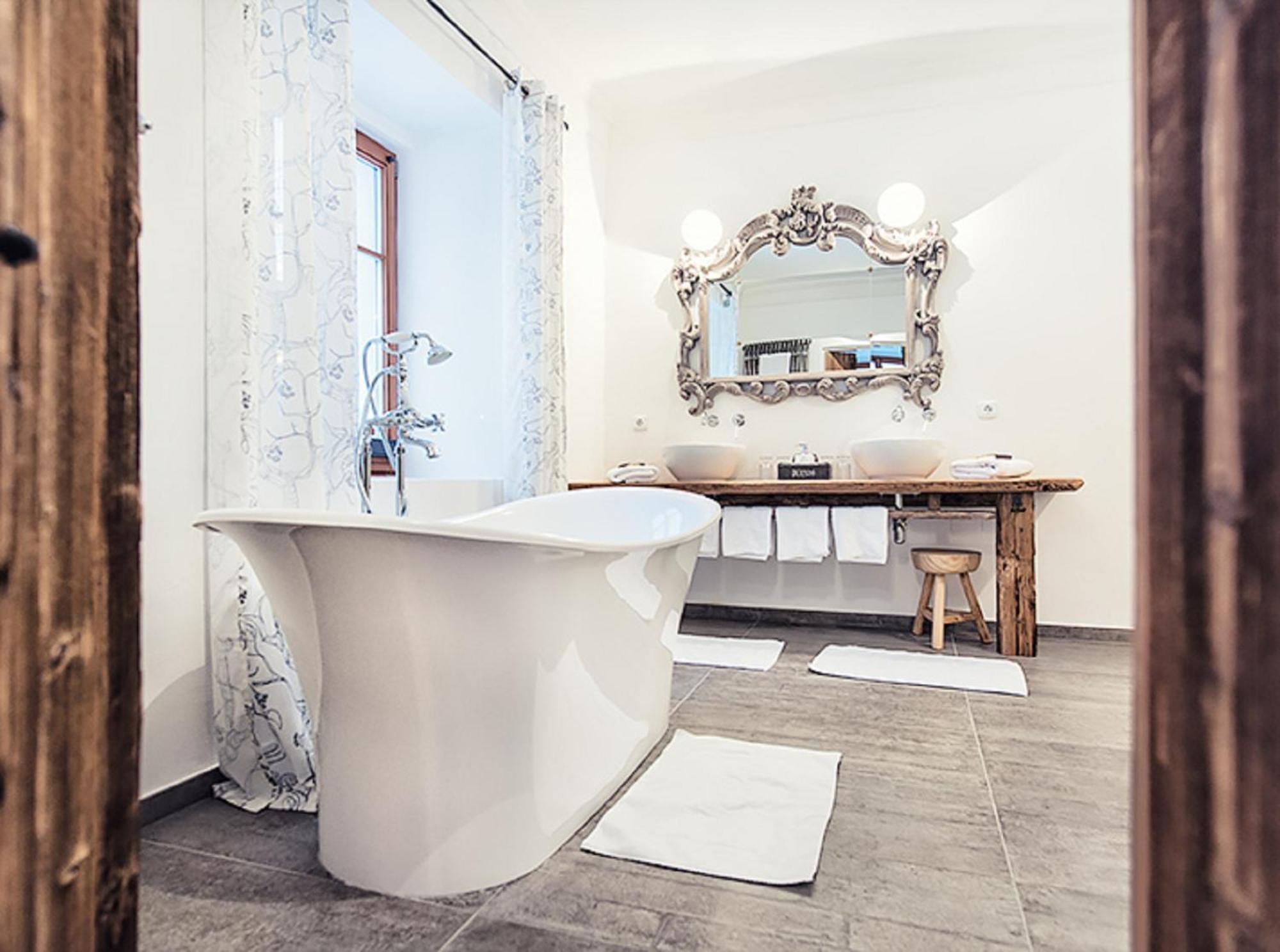 Hotel & Gourmetwirtshaus Kirchenwirt Seit 1326 ลีโอกัง ภายนอก รูปภาพ