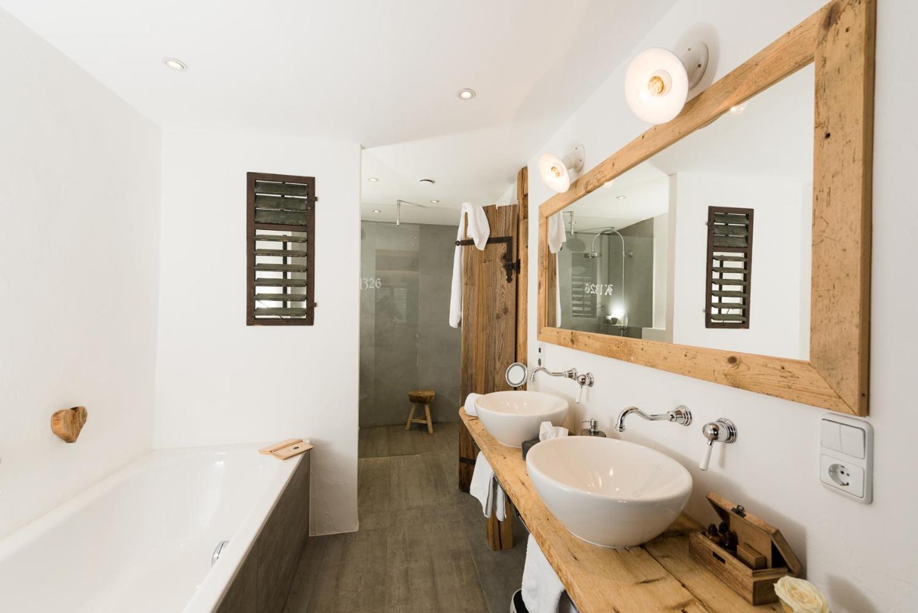 Hotel & Gourmetwirtshaus Kirchenwirt Seit 1326 ลีโอกัง ภายนอก รูปภาพ